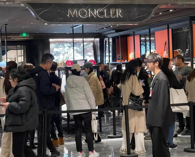 羽绒服贵族”成功截胡加拿大鹅电子pg游戏中国男人捧红的“(图15)